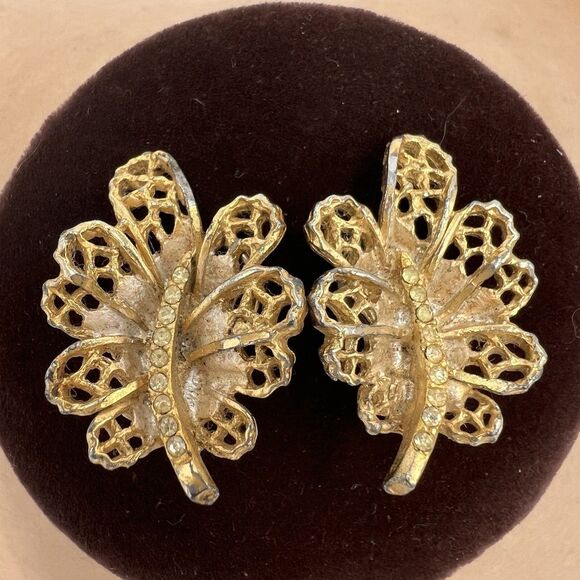 VINTAGE BSK - BRUSHED GOLDTONE CUT-OUT CURVED LEAF EARRINGS - CLIP-ON Rhinestone - Picture 2 of 6